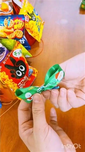 簡単！お菓子の帽子 ダイソーパーティーハットにお菓子を両面テープで張る