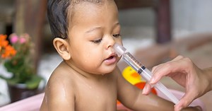 Comment laver le nez de bébé avec une seringue de sérum physiologique ?