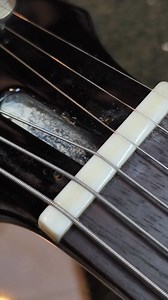 Measuring the height of a guitar nut slot Let me know so I can do it better, thank you. ❤ Follow for more #luthier #guitarrepair #guitarworkshop #guitarsetup #guitarra Pengikut @sorotan | Te Woncheng