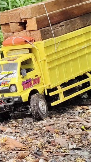 Heavy-duty RC truck fishtailing with a full load while tires slip #shorts