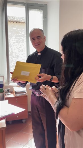 Red Educativa Fasta on Instagram: "¡Un acontecimiento histórico para nuestro Colegio Fasta Carlo Acutis! El pasado 9 de septiembre, en Asís, Italia, el capellán, el Presbítero Francisco Lázzaro, junto a la Coordinadora de Formación, María Paz Ottolenghi, y la Rectora de Nivel Secundario, Lic. Eliana Tallón, recibieron una reliquia de primer grado, Ex Corpore de San Carlo Acutis que próximamente, será entronizada en la capilla del colegio, convirtiéndose en un signo vivo de la fe que Carlo supo t