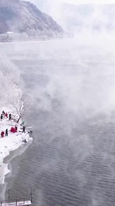 中国吉林省吉林市を流れる松花江の河畔では厳寒のこの時期、霧氷の幻想的な光景がしばしば姿を現す。朝の光の中、川沿いの柳や松の枝には氷の結晶がびっしりと付き、行き交う人々は、まるで氷雪の仙境に迷い込んだかのような世界を楽しんでいる。 | China Xinhua News