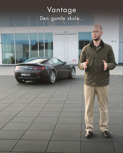 En Aston Martin Vantage anno 2025 byder på 665 hestekræfter og knivskarpe køreegenskaber, der på alle leder og kanter er konkurrencedygtige. I det herrens år 2006 var fokus hos Aston Martin et helt andet. Topfart og omgangstider var ikke i centrum, men køreoplevelsen var mindst lige så engagerende som i dag. Konsulent Tobias Karslhøj Frandsen vil i dag gøre os klogere på en bil, vi netop har fået til salg: en Aston Martin V8 Vantage fra 2006. Den har en sugemotor, en rød læderkabine – og manuelt