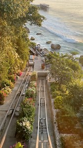 Avete mai preso una funicolare 🚠 per scendere al mare? Annotate nella vostra lista il Rock Bar a Jimbaran. | Jaime - Vi Racconto Viaggi