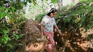 18 GULANG NA BABAE, KINUPKOP AT TINURUANG MAGSULAT AT MAGBASA NG ISANG GURONG MANGYAN. Si Minik Furuginto ang pinakamatanda sa klase ni Teacher Leny. Kahit 18-anyos na siya, nasa Grade 3 pa rin siya. Nakatira si Minik sa isang liblib na bundok na hindi pa naaabot ng mga guro. Kaya nagdesisyon si Teacher Leny na kupkupin siya, at simula kinder, matiyaga niyang tinuturuan si Minik na magbasa at magsulat. Panoorin ang ‘Walang Maputik, Walang Matarik,’ dokumentaryo ni Kara David sa #IWitness. #iBent