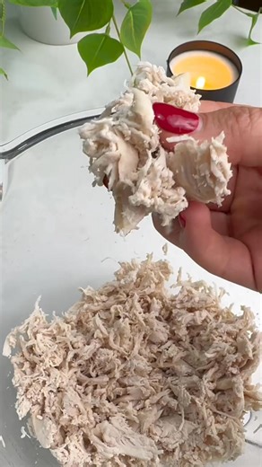 Still shredding chicken by hand? Let your stand mixer do the work 👀🍗 This is my favorite kitchen shortcut when I’m meal prepping for the week or making things like chicken salad, tacos, soups, or casseroles. Toss cooked chicken in the bowl, use the paddle attachment, and let it rip. Perfectly shredded in seconds and zero arm workout required. If healthy eating feels easier when the prep is faster, this trick is a game changer. 💛 Comment RECIPE if you want this saved for later 🔗 Full step by 