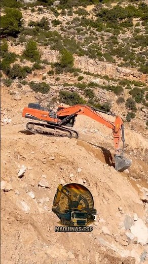 Excavadora trabajando en terreno difícil | Potencia en acción