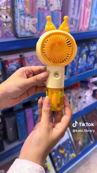 الدوام والمحاضرات وحر الصيف 🌞😭🔥 🛒 للحجز والاستفسار: 📱 واتساب: 07755965511 📍 بغداد - الزعفرانية - الأربع شوارع - مقابل الاستدارة الأولى على اليمين - مجاور مدرسة طريق المستقبل. 🚚 التوصيل لجميع محافظات العراق خلال 24 ساعة. 💙 مكتبة الكعبي | تابعنا حتى ما يفوتك كل جديد