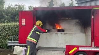 Chip pan fires aren't limited to cooking chips! 🍟 These fires can occur when: 🔥 Oil or fat gets too hot 🔥 Hot oil or fat spills onto the cooker 🔥 Utensils, the grill/oven aren't clean of grease Never overfill a pan with oil and never throw water over a chip pan fire! | Derbyshire Fire & Rescue Service