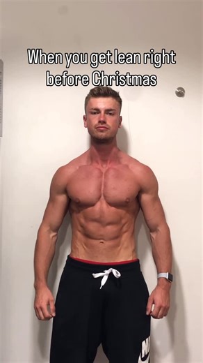 Lenny V | Lean Bulk Transformation Coach on Instagram: "This is the most important part that most guys mess up. When you finish a lean phase Do not start dirty bulking. This time of year can actually be dangerous Especially if you start increasing calories right before Christmas. But if you do it properly it can be so so good. What you want to do is increase calories by around 20% Which realistically just brings you up to maintenance. But realistically around Christmas you’re probably not tracki