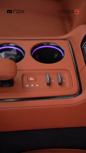 لە کۆتاییدا... ڕۆکس ئەداماسی ڕەسەن و بەهێز ئێستا لە دڵی هەولێردایە! ئۆتۆمبێلێک کە دیزاینێکی شاهانە لەگەڵ کارایی بێهاوتای تێکەڵ دەکات. سەیری ڤیدیۆکە بکەن بۆ دۆزینەوەی ١٠ جیاوازی سەرەکی کە ئەم وەشانەی لە ROX 01 جیا دەکەنەوە، ئەمەش وایکردووە ببێتە هەڵبژاردەی سەرەکی بۆ ئەو کەسانەی کە جیاوازیکردن بەرز دەنرخێنن. 📍 هەر ئێستا سەردانی لقی هەولێرمان بکەن و وردەکارییەکانی شاهانەکە بۆ خۆتان ئەزموون بکەن. راژەی بەژداربووان: 7551 📍 هەولێر: 07516668000 #سيارات_العراق #العراق #بغداد #سيارات #ليث_العبيدي #سيار