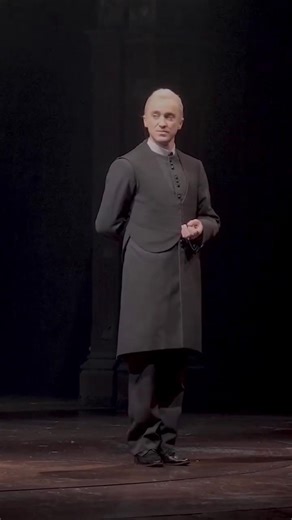 Tom Felton è di nuovo Draco Malfoy, ma stavolta adulto: le prime immagini sul palco a Broadway