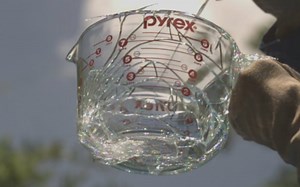 【中文字幕】超高速摄影机 343000帧/秒下的的玻璃爆炸