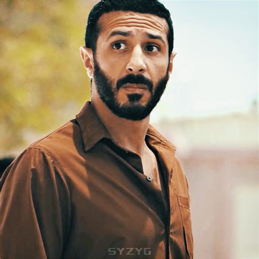 حمد العماني في “أعوام الظلام” كان شيء مختلف تماماً! أداءه كان مليان إحساس وتفاصيل صغيرة تخليك تعيش كل مشهد معه… نظراته، نبرة صوته، وحتى سكوته كان له معنى 👏🏼 حقوق(@SHASHA - شاشا ) #أعوام_الظلام #شاشا #حمد_العماني #fyp #foryou