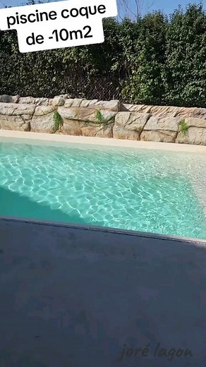 chantier de l aménagement autour d une piscine coque résine de pierre faux rocher cascadex#resine #pierre #moins10m2 #amenagement #piscine #rocher #cascade #chantier #travail | Jore jardins piscine lagon