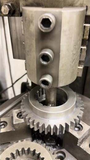 Cutting Splines on a Slotting Machine #machine #machining #metalworking #work #shorts #workshop