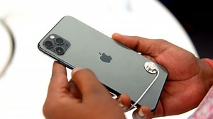 One Apple store lost over £50K after an evening robbery (Video)