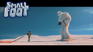 La rencontre avec un Petit-pied - 4ème extrait du film Smallfoot (2018) (Yéti & compagnie) (Quand le Bigfoot et le Smallfoot se rencontrent) Extrait également disponible sur Youtube : https://www.youtube.com/watch?v=u6M9QeubdvM Lien playlist d'extraits du film : https://www.facebook.com/watch/61579407093479/859449469798730 Résumé : " Basé sur un livre intitulé Yeti tracks de Sergio Pablo, le film retrace le voyage d'un jeune yéti appelé Migo (Channing Tatum), qui après avoir rencontré un pilote 
