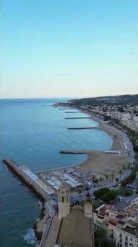 La icónica iglesia de Sitges frente al mar 🌊 | Un rincón mágico de España