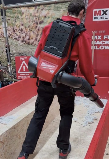 The MX FUEL™ Backpack Blower provides a constant clearing force of 30 N over the entire battery discharge 💪 #MILWAUKEERome2026 #MilwaukeeToolEurope #NothingButHeavyDuty #MXF #MXFUEL