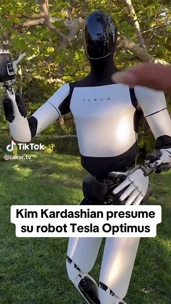 Kim Kardashian presume su robot Tesla Optimus
