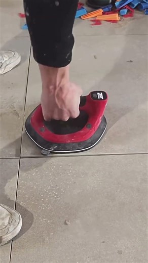 Quelle est la méthode pour retirer un carreau de carrelage qui bouge ?