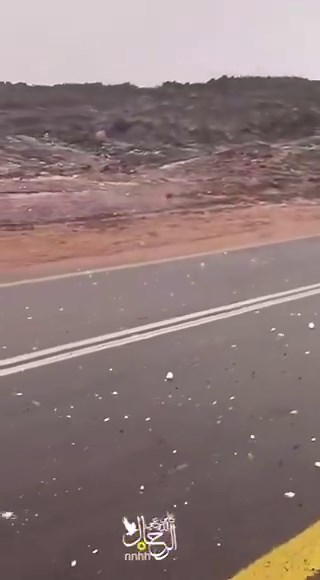 (وَيُنَزِّلُ مِنَ السَّمَاءِ مِن جِبَالٍ فِيهَا مِن بَرَدٍ)ولا تصح تفسيرات فيزيائية تسمح بتكون البرد بهذا الحجم فى السماء و التى مادتها الدخان ، فقط كما قال اللهجبال البرد فى السماء ، اهم شيء الناس بس تؤمن بكلام الله و تبتعد عن النظريات العلمية اللى بتسعى لنفى قدرة الخالق