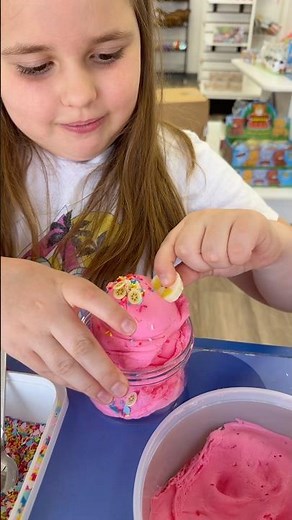 Making a DIY slime with Mrs. Bench! 🍓