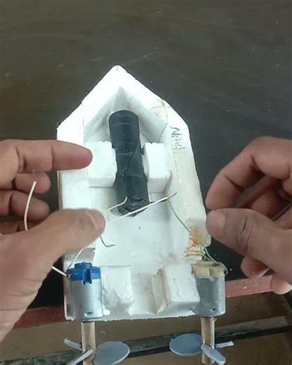 1 motor se kaam nahi chala… ab 2 laga diye 😏 #diyproject #dcmotorproject #experiment #mini