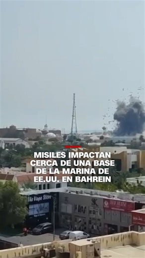 Un video geolocalizado por CNN muestra el momento en que un misil impacta cerca de una base de la Marina de Estados Unidos en Bahrein. | CNN en Español