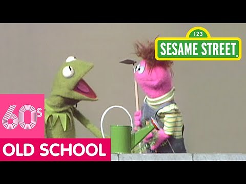 Sesame Street: Kermit Looks for Clues