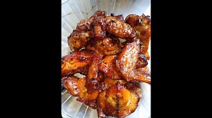 Ayam bakar is doneee ❤️ #ResipiLoyangAcuan Resepi: Madu Bwg putih tumbuk Halia tumbuk Lada hitam tumbuk Sos bbq Sos tiram Sos manis abc Kicap cap udang Serbuk cili/paprika Minyak bijan 1 sudu Minyak jgung / butter 1 sudu Kaedah : oven , panaskan oven 250 °c selama 15 minit , baru masukkan ayam, suhu 170°c 45 minit atau hingga masak NOTA: pada minit ke 30 ..angkat ayam & salutkan semula dengan sisa perapan dan sambung masak ayam 😍 Tips : sebelum perap pastikan ayam xberair kredit: siti fatimah |