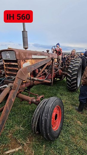 Marion Auction LLC selling a International Harvester 560. #auction #sold #vintage #tractor #internationalharvester #farmauction #redvsgreen #itworks #tlc #farmtractor | Country Road Bidding