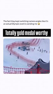 During an Alpine Ski World Cup race back in 2022, the slopes briefly belonged to this amazing canine. An adorable dog wandered onto the course mid-event and took off downhill, weaving through gates like it had trained for this moment its whole life. Officials paused the race, the crowd erupted into cheers and laughter, and for a few seconds the pressure of elite sport disappeared. Ski patrol safely escorted the pup off the slope, but the real winner had already crossed the finish line. The Olymp