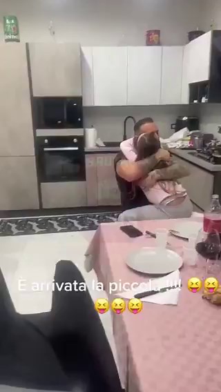 أثار مقطع فيديو انتشر على نطاق واسع في أمريكا، يُظهر سلوكا حميميًا مفرحًا لأب مع ابنته الصغيرة، غضبًا واسعًا، حيث ادعى بعض المستخدمين أن الرجل متحىش بالأطفال بناءً على منشوراته على وسائل التواصل الاجتماعي.برايكم هل طريقتة يلبسها خطأ ام لا؟