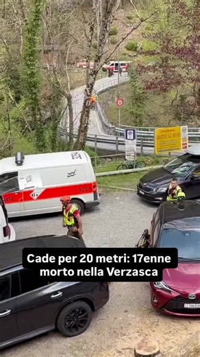 Dramma nella notte a Corippo, dove un 17enne svizzero domiciliato nel canton Berna è precipitato per una ventina di metri all’esterno di un rustico, finendo nel fiume Verzasca. Le cause della caduta restano da chiarire. L’allarme è scattato poco dopo le 6.00 e sono partite le ricerche con Polizia, Rega e Soccorso Alpino. Il corpo è stato ritrovato senza vita nelle acque del fiume poco dopo le 11.30. Sul posto anche il Care Team per il supporto psicologico. 📹: @rescue_media_video_production