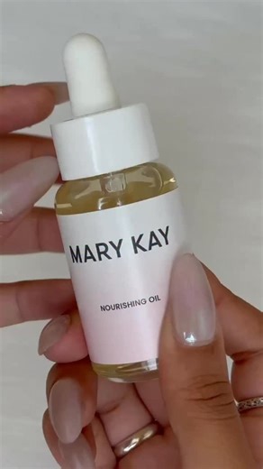 Just 2–3 drops of Mary Kay® Nourishing Oil gives you endless possibilities. Stay smooth, hydrated, and radiant… all in one fan-favourite formula 🤍 // Il suffit de deux à trois gouttes de l’Huile nourrissante Mary Kay🅫 pour obtenir de multiples possibilités. Une peau douce, hydratée, et radieuse… tout cela dans une seule formule très appréciée des consommatrices. 🤍 | Mary Kay Canada
