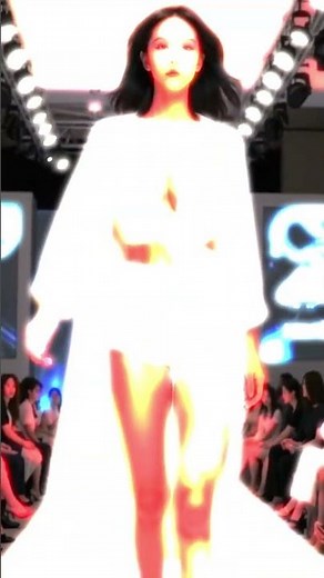 跟着秀场学穿搭，这件撞色上衣真的爱了#美女 #アート#Beauty #Model #beautiful#T 台模特、身材曲线、#美女，#女神，#模特，#T台​ #时尚，#完美身材​ 曲线封神