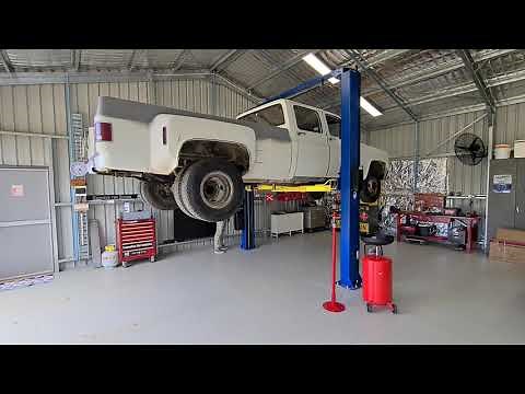 Joel's Garage Gear – 2 Post Hoist – 4.5 Ton – Clear Floor Model