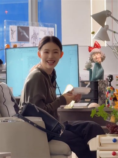 Update Lin Yun Jelly ( Akun Alternatif) di Weibo ___ Lin Wan di meja kerjanya｜Bola-bola taro dari Shenzhen enak banget 😋 #林允Jelly #Jellylin #LinYun #chinesedrama #NoPainNoGain