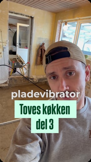 Mathias Skinnerup on Instagram: "Det tog godt nok noget længere tid end forventet at lave en helt lige sandpude! Det er heller ikke noget jeg laver til daglig, men nu er det i vater og klar til flamingo! Men interview mig selv? Dét kan jeg! Følg med i morgen! 😍🔥 #køkken #renovering #tove"