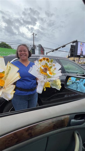 Vayan a comprarle sus flores amarillas a su chica Donde Rosa, Miren que bellas😍😍 totalmente hechas de crochet, es un arte ✨☀️ #21deseptiembre #floresamarillas #rd