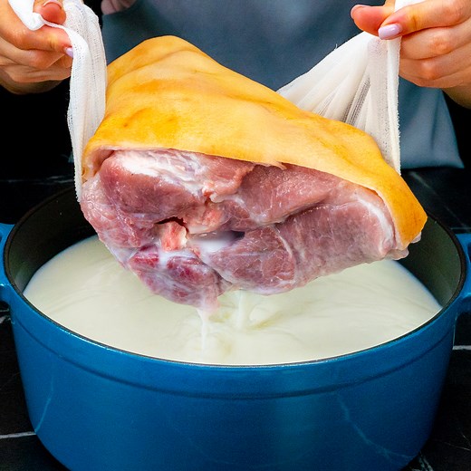 452K views · 3.1K reactions | ¡Todos están buscando esta receta de codillo de cerdo! Sencillo y delicioso Ingredientes: codillo de cerdo: 2 pza leche: 4 l zanahoria: 3 pza cebolla: 3 pza laurel: 3 pza pimienta negra en granos: 10 g sal: 10 g A FUEGO MEDIO: 3 H pimienta negra: 4 g sal: 4 g ajo: 10 g tomates secos: 50 g perejil: 15 g | Cookrate - Español | Facebook