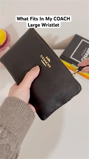 What Fits In My Coach Large Corner Zip Wristlet? ✨ Mini Essentials #coach #whatsinmybag #wristlet