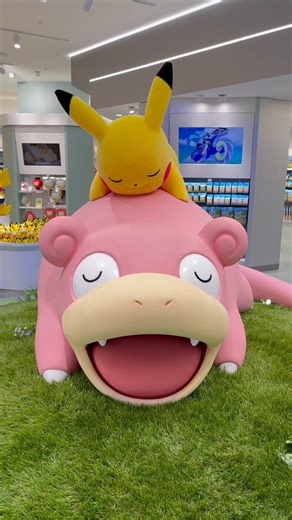 ポケモン公式 on Instagram: "リラックスしたようすのピカチュウとヤドンが、キミをお出迎え😊 10月24日（金）、ポケモンセンターカガワが香川県高松市にある丸亀町グリーン1Fにグランドオープン🎉 ぜひ遊びにきてね！ くわしくは、プロフィール欄のURLから公式サイトをチェックしてね🔍 #ピカチュウ #ヤドン #コダック #ウパー #ミニーブ #香川 #ポケモン #ポケットモンスター #ポケモンセンター #ポケモンセンターカガワ #Pikachu #Slowpoke #Psyduck #Wooper #Smoliv #Pokemon #Pokémon"