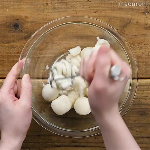 冷凍里芋でお手軽！里芋もち】 北海道の郷土料理「いももち」を、里芋でアレンジ。もっちり食感と甘辛いバターしょうゆ味がくせになるひと品です。冷凍里芋を使えば手軽に作ることができますよ。 レシピの詳細はこちらから↓✨ https://macaro-ni.jp/142030 | macaroni
