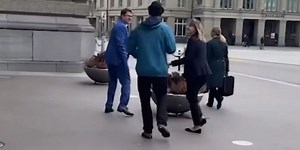 SRF: Bundesrat Rösti staunt über Arthur Honegger im Freizeit-Look | Nau.ch