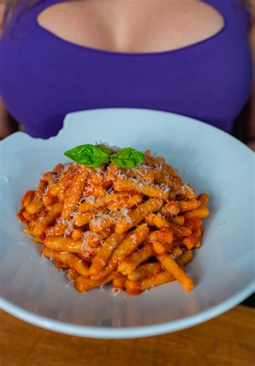 Pasta di pane 🍞 al pomodoro 🍅 parmigiano e basilico 🌿 Ci sono tanti modi per ridare vita al pane raffermo, questo è sicuramente tra i più geniali ✨😍 ➡️ condividila a chi deve assolutamente rifartela 😎 Idea di @SpicyMoustache Ingredienti: -250g pane raffermo -500g latte/acqua -semola di grano duro qb ( io circa 20/30g, il necessario per avere una buona consistenza) Condimento a piacere -noi passata di pomodoro 🥫 olio evo, parmigiano, aglio, basilico 🌿 Taglia a pezzi il pane secco/ raffermo