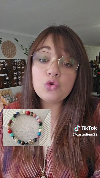 Alors là, c'est du lourd !!! c'est comment dans votre tête ? argent argent ou il vous reste un peu d'humanité entre deux ? messieurs dames s'il vous plaît... Rappelez-vous que des bracelets comme ca ne font strictement rien ! cela s'appelle clairement de l'arnaque car la personne qui vous a fait ça le sait très bien ... #arnaque #lithotherapie #pierresnaturelles #conseils #7chakras #chemindevie