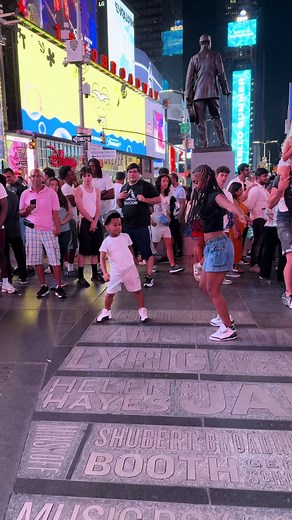 THIS DUO BACKK!!🔥💗🤞🏽 #yvette_babyy_ #fyp @JuiceWithJakai | square up dance